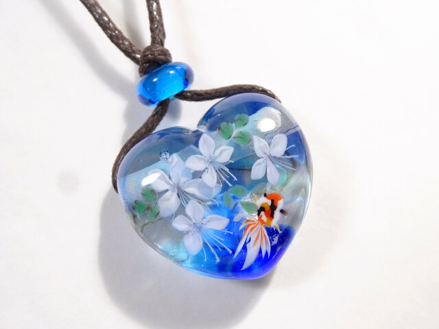 白蝶草と金魚のとんぼ玉ガラスペンダント(ハート型)の画像1枚目