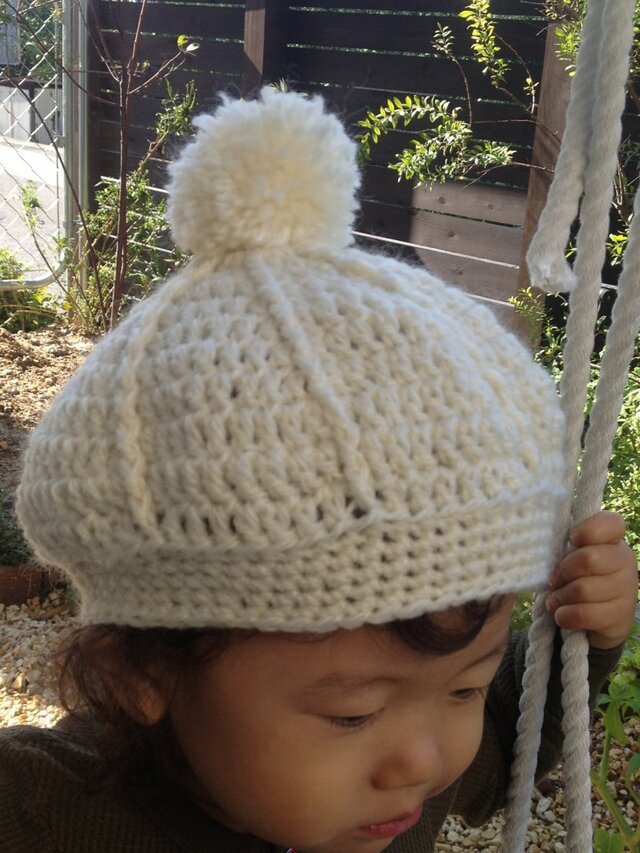 白のポンポン帽子の画像1枚目