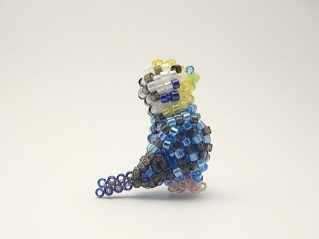 ノーマルレインボーセキセイインコのビーズブローチの画像1枚目