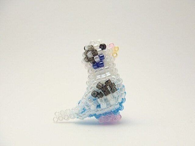 白ハルクインセキセイインコのビーズブローチの画像1枚目