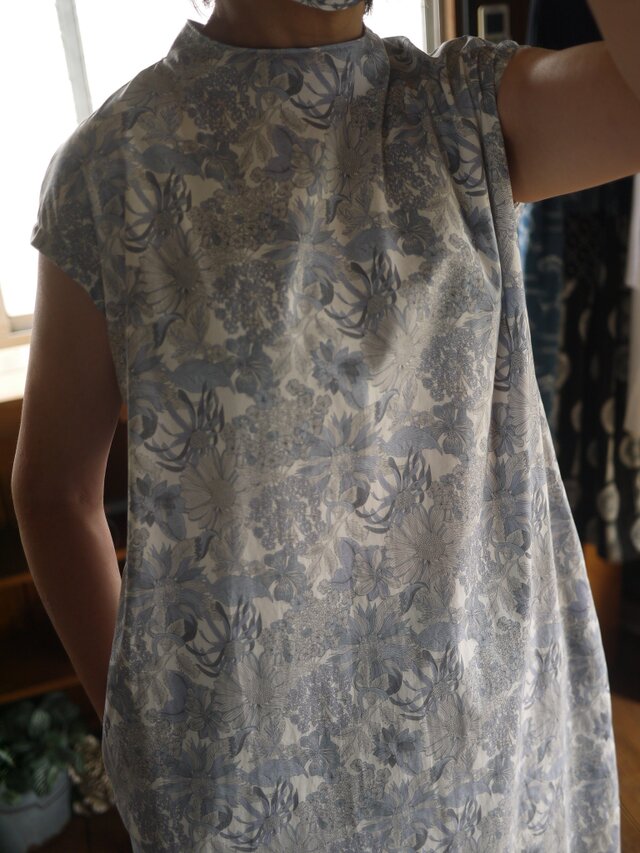 Libertyスタンドネックワンピースの画像1枚目