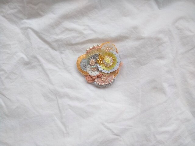 刺繍ブローチ ヒカリの織り物の画像1枚目