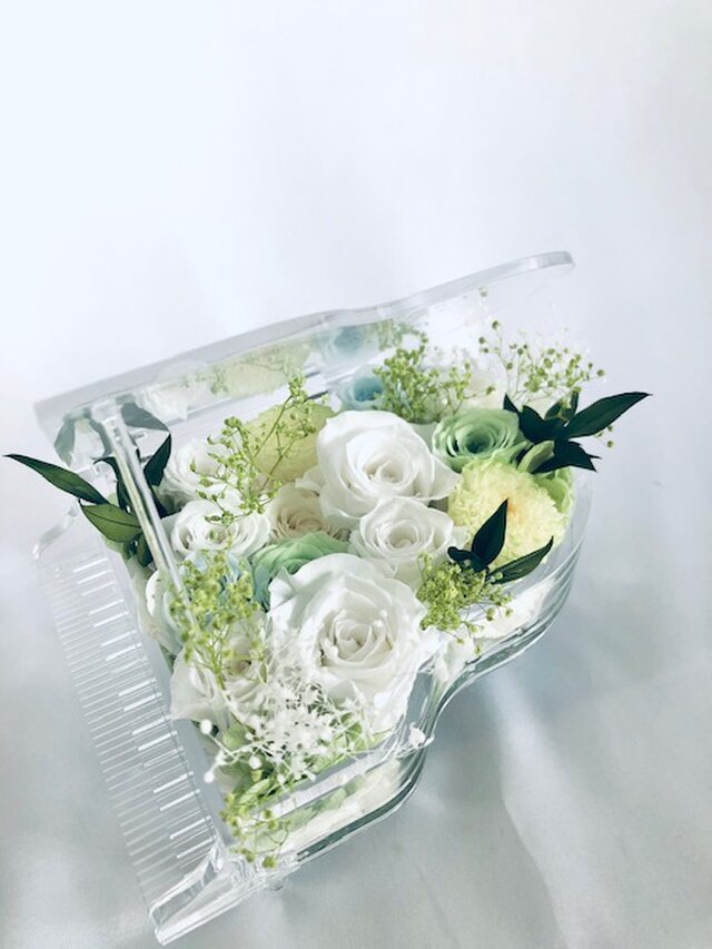 プリザーブドフラワー／グランドピアノシリーズ】白い花の清らかさと淡く色づく花と小花を添えて iichi  日々の暮らしを心地よくするハンドメイドやアンティークのマーケットプレイス