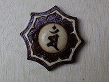 木象嵌細工の八葉梵字黒ネックレスの画像1枚目