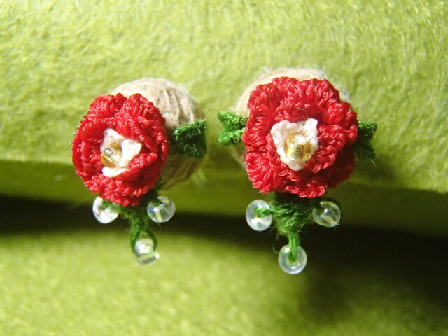 3D手刺繍/ピアス風イヤリング/赤薔薇の画像1枚目