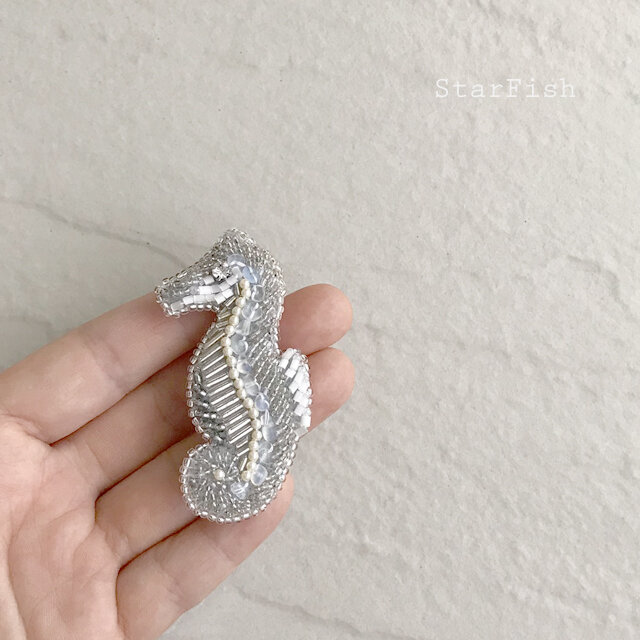 L2 Seahorse タツノオトシゴ 海馬 ビーズ刺繍 ブローチ Iichi ハンドメイド クラフト作品 手仕事品の通販