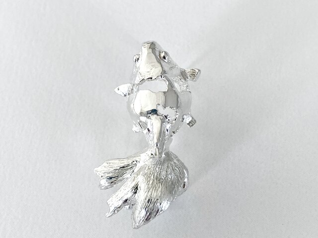 金魚のピンブローチ | iichi 日々の暮らしを心地よくするハンドメイド