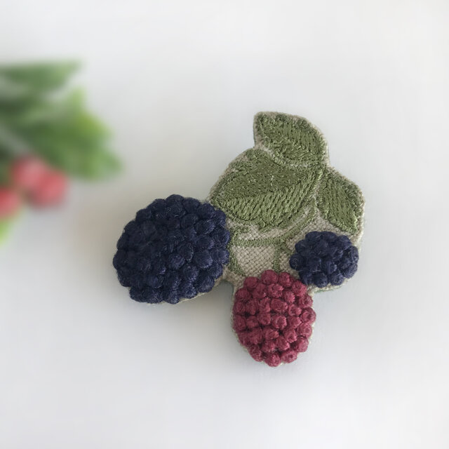 ブラックベリー 刺繍ブローチ《受注制作》の画像1枚目