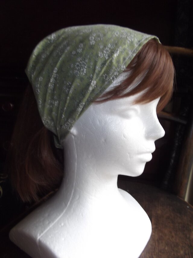 再販：グリーンの小花柄のワイドヘアバンド