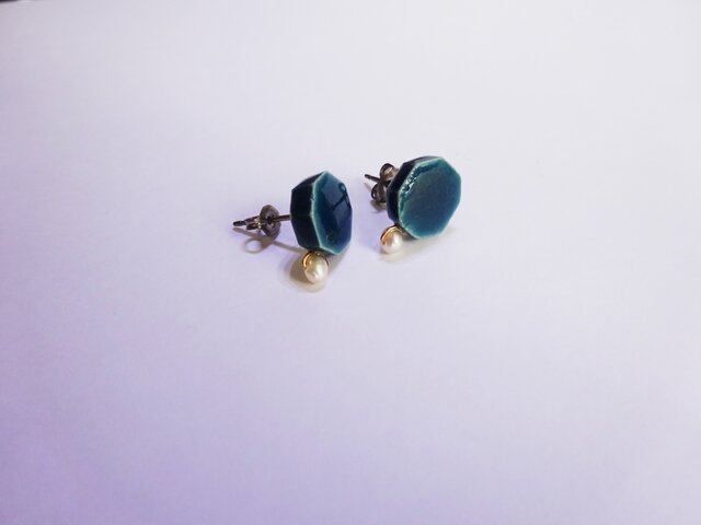 小さな六角 と小さな淡水パールの陶pierce/earring(深緑)の画像1枚目