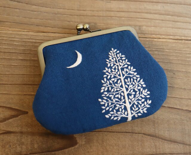 アリス 手刺繍のポーチ アリス 手刺繍のポーチ