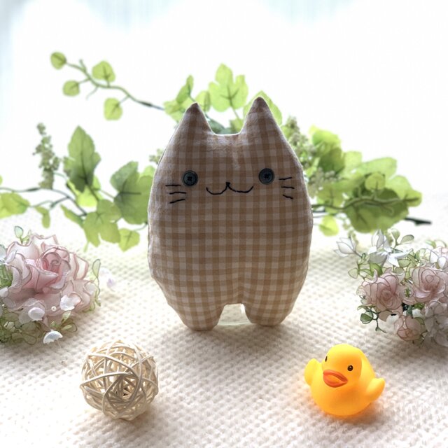 ベージュチェックの猫のぬいぐるみ「ふにゃ〜た」