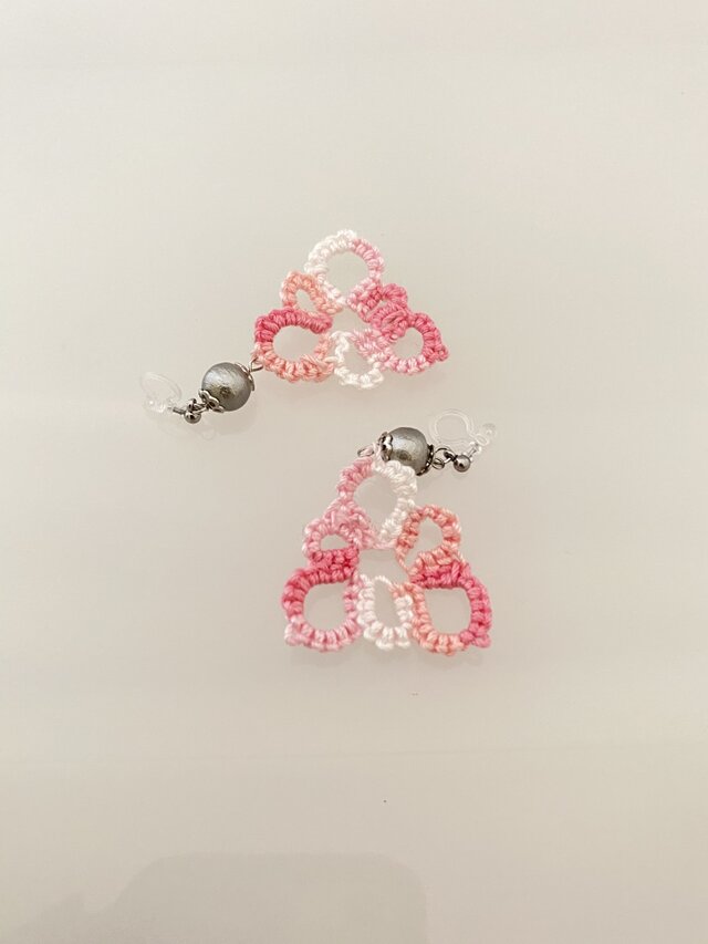 【ノンホールピアス】トライアングル型タティングレース・ピンク♪の画像1枚目