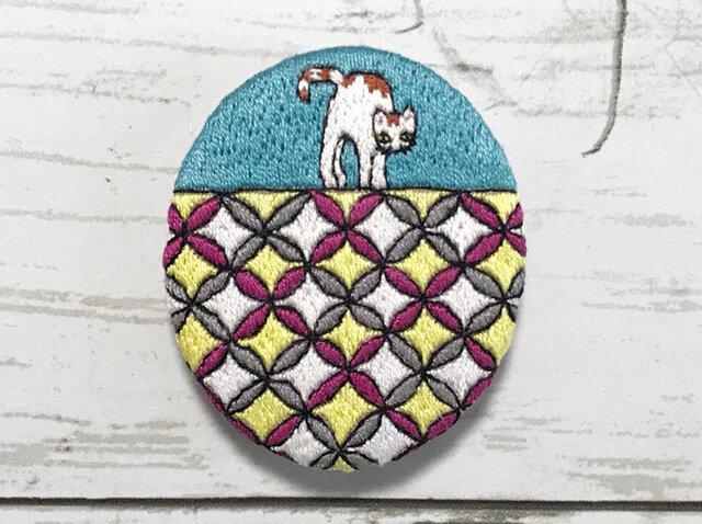手刺繍ブローチ*七宝の上の猫の画像1枚目