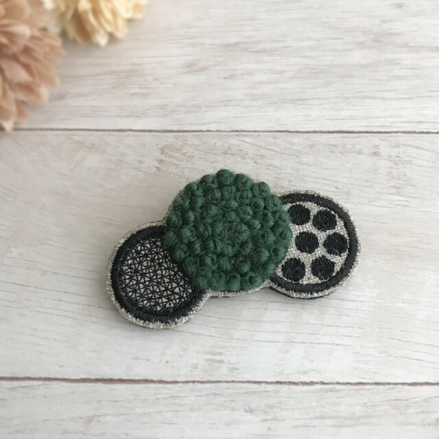 ふわもこ刺繍ドットブローチ(フォレストグリーン)【受注制作】の画像1枚目