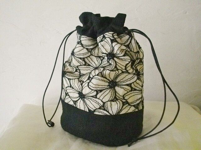 再出品*花*刺繍*レース*巾着*黒リネンの画像1枚目