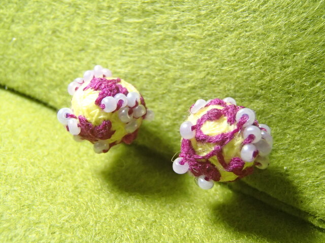 レース風手刺繍のイヤリング/葡萄の画像1枚目
