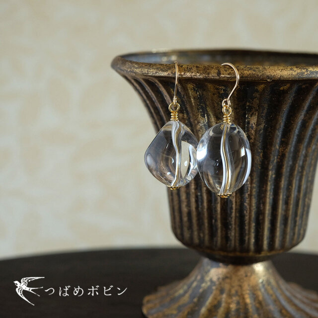 天然石の揺れるひと粒ピアス◎水晶/01の画像1枚目