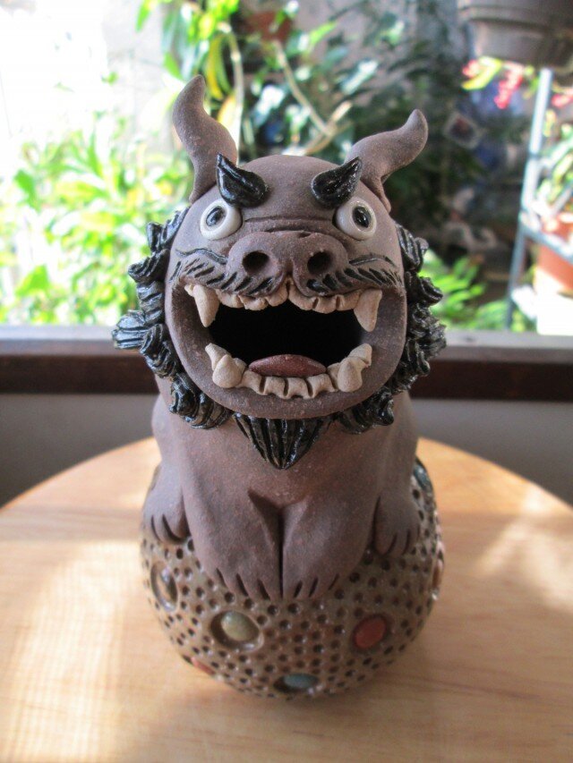 玉乗りシーサー（ルリ釉・ドット柄）