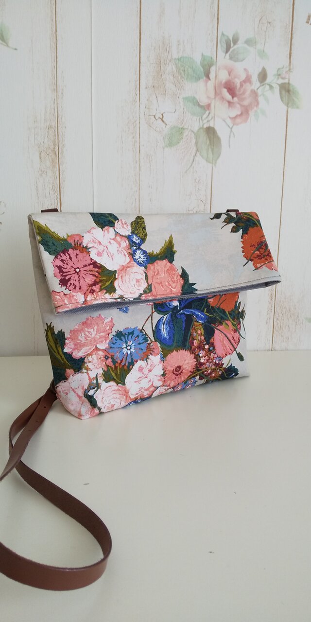 ART GALLERY FABRICS Graceful Bouquet Fondant ショルダーバッグの画像1枚目