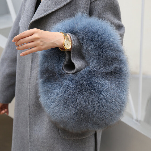 ¶ new antique fur ¶ ふわふわブルーグレーフォックスハンドバッグの画像1枚目