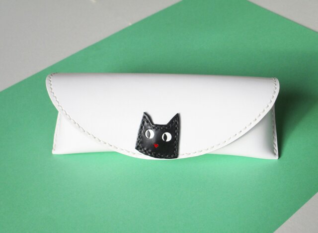 イタリア革ブッテーロ 黒猫ちゃんのメガネケース（白） | iichi 日々の