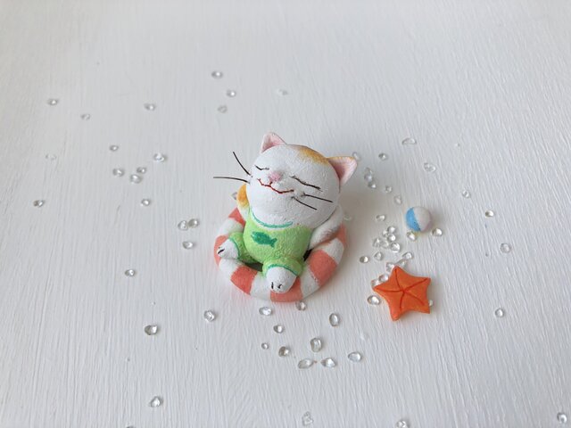 浮き輪猫さん 三毛 | iichi 日々の暮らしを心地よくするハンドメイドや