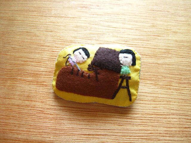 こびとの靴屋の女の子<布ブローチ(刺繍ブローチ)>の画像1枚目
