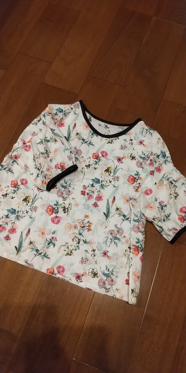 さらさら薄手コットンのちょっぴりパフスリーブトップス