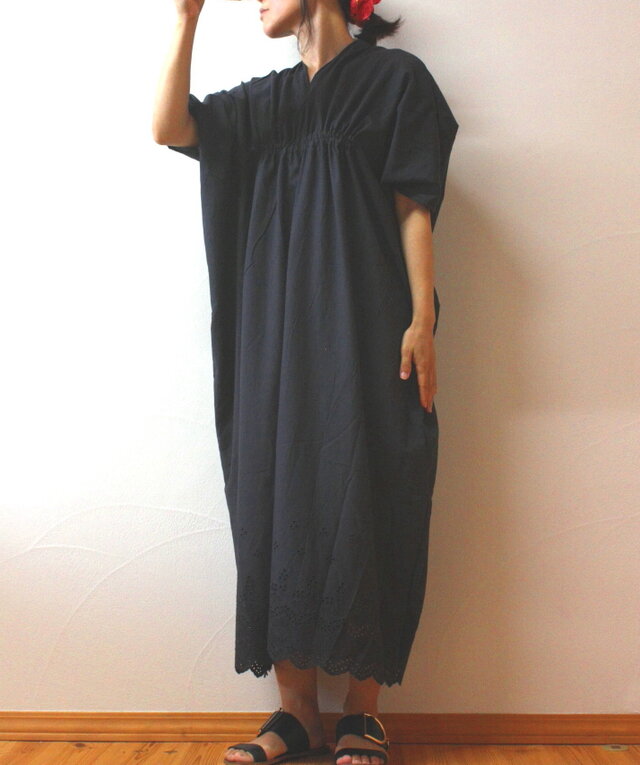 シャーリングの入ったスカラップコットンワンピース　ネイビー