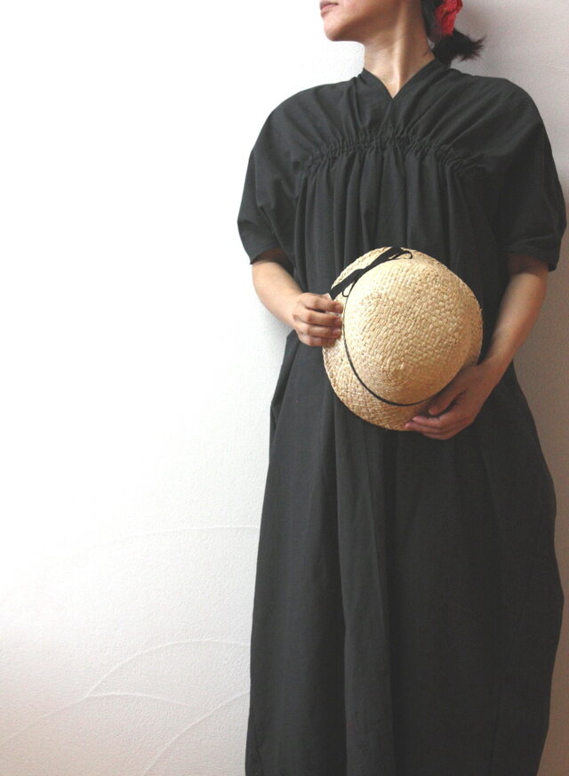 シャーリングの入ったスカラップコットンワンピース　スミクロ