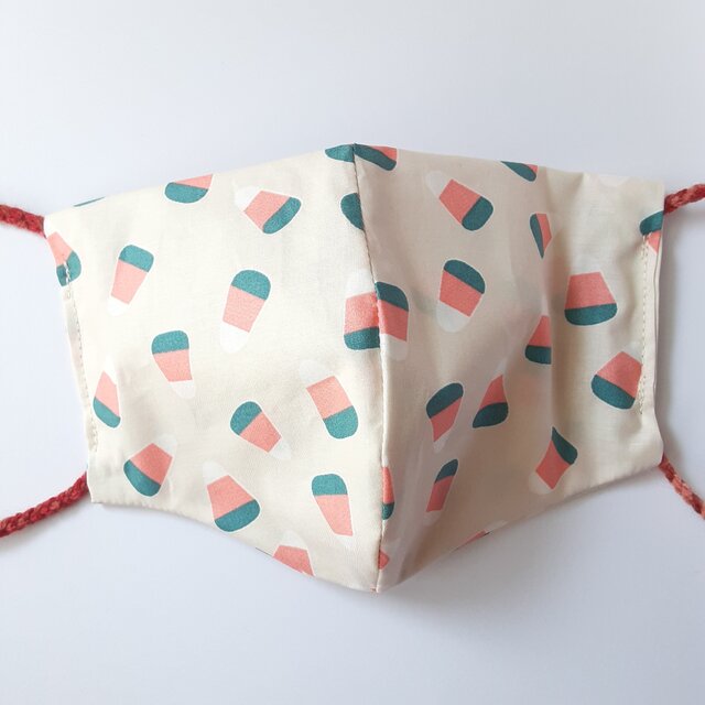 【布マスク】大人用　耳が痛くない　大きめ　息がしやすい　北欧柄　グレー×赤(マーブル)