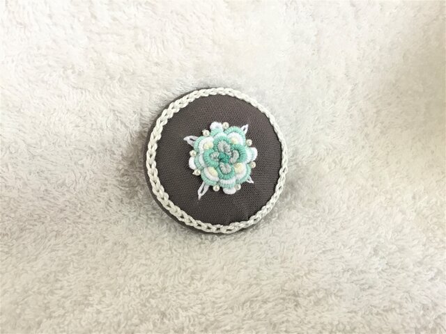 立体刺繍のお花ブローチ～グリーン～ | iichi 日々の暮らしを