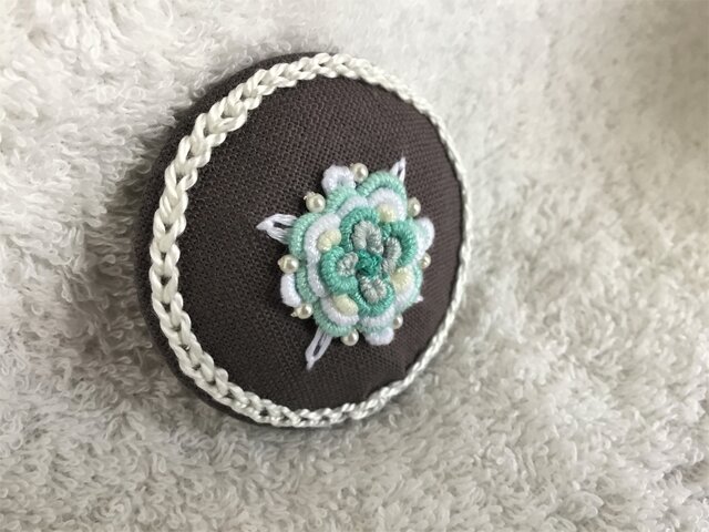 立体刺繍のお花ブローチ～グリーン～ | iichi 日々の暮らしを心地よく