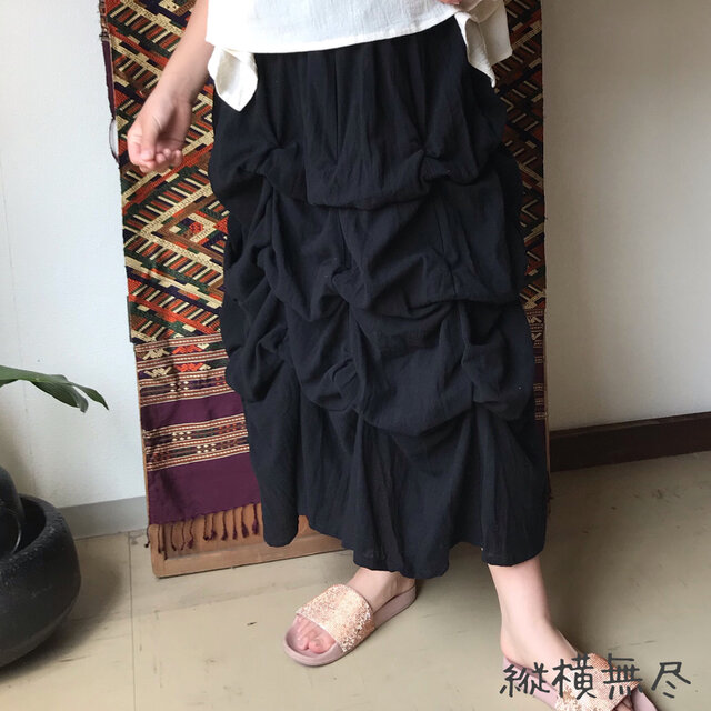 27か所の留めループで自由自在にデザインが楽しめるコットンスカート 黒の画像1枚目