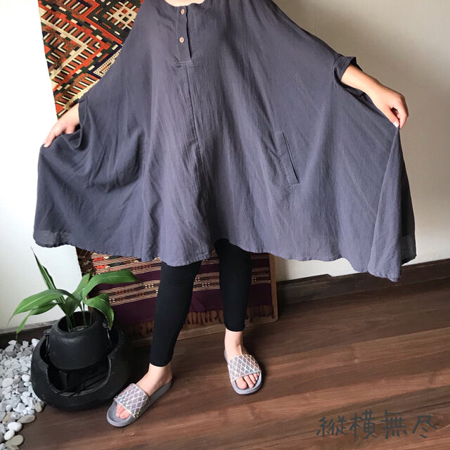 個性的!たっぷり生地でシルエット自由自在なケープ風コットンチュニック グレイの画像1枚目