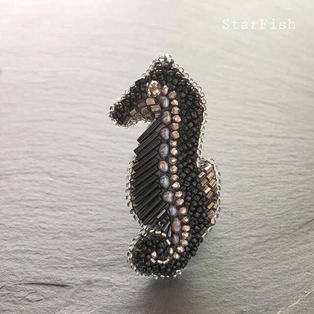 D2 Seahorse タツノオトシゴ 海馬 ビーズ刺繍 ブローチ Iichi ハンドメイド クラフト作品 手仕事品の通販