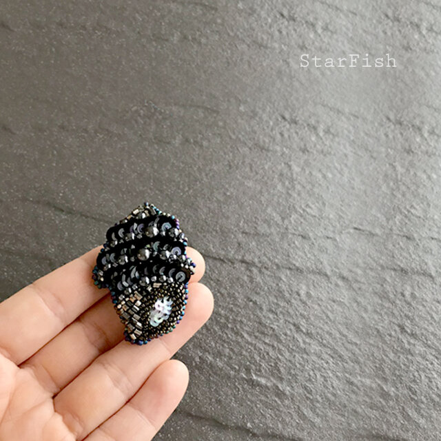 D4【Shell】マキガイ 巻貝 ビーズ刺繍 ブローチ | iichi 日々の暮らし 