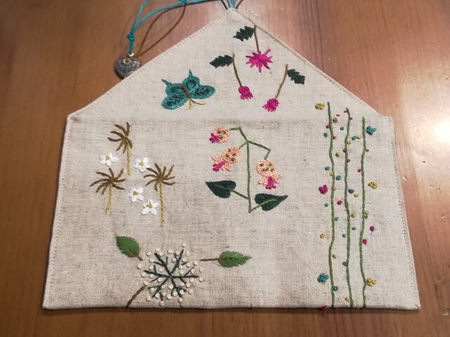 再再販】☆一点物☆手刺繍リネンのポーチ（お花畑と蝶々） | iichi