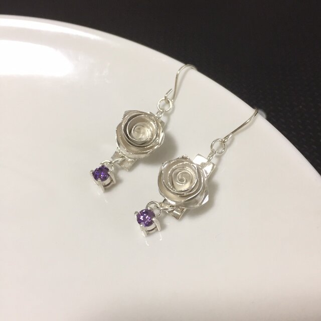 ROSE earrings - violetの画像1枚目