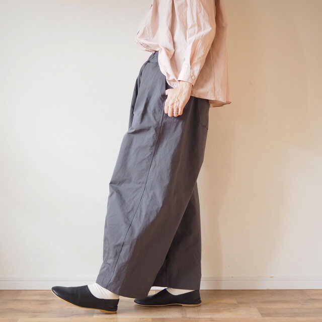 Cotton rubber cross tuck wide pants CHARCOALの画像1枚目