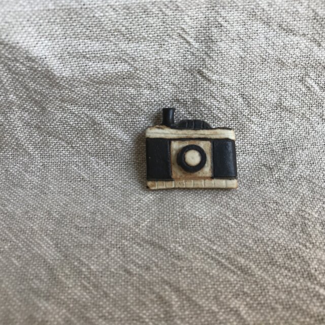 カメラのブローチの画像1枚目