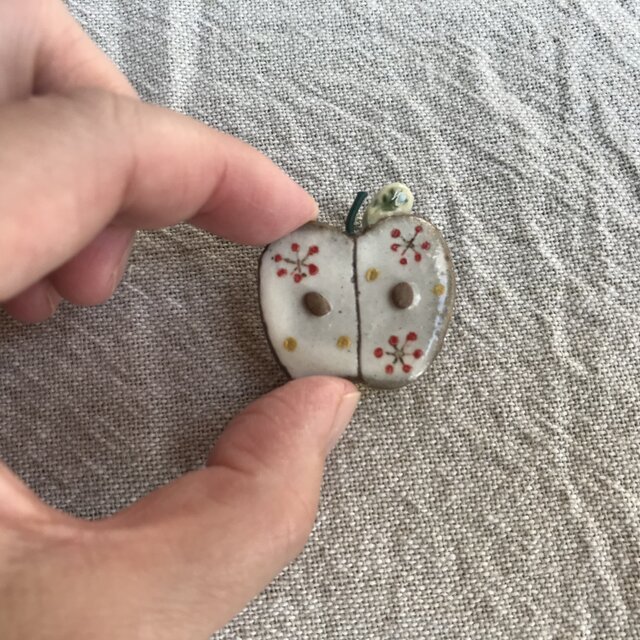 りんごのブローチ(緑色)の画像1枚目