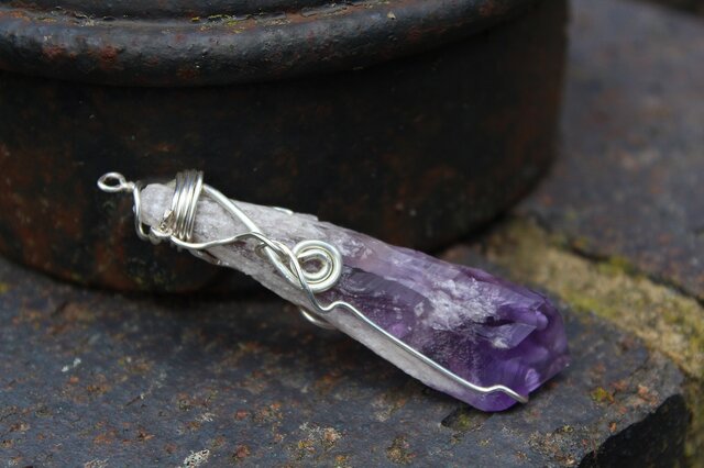 アメジストスパイク 守護霊を強化し、第3の目を活性化させる魔法の