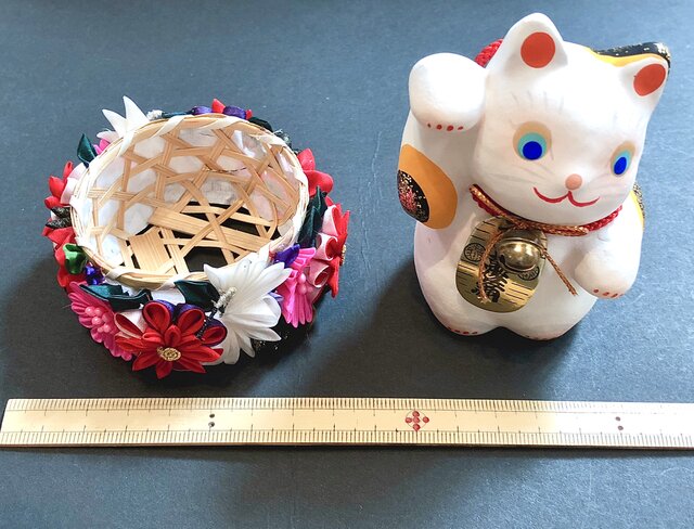 つまみ細工 花籠に入った幸せの招き猫(紅白鶴) | iichi 日々の