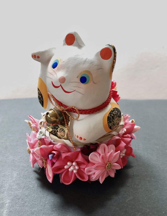 つまみ細工 花籠に入った幸せの招き猫(桜色) | iichi 日々の暮らしを
