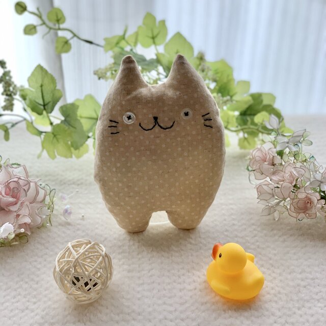 ベージュ水玉模様の猫のぬいぐるみ「ふにゃ〜た」