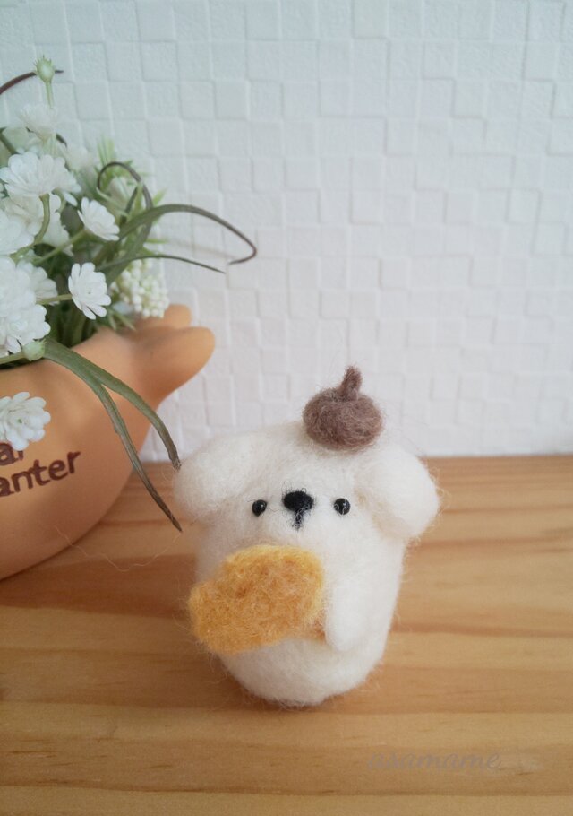 イチョウの葉を摘んだ つぶらな瞳のマルチーズさん 羊毛フェルトの画像1枚目