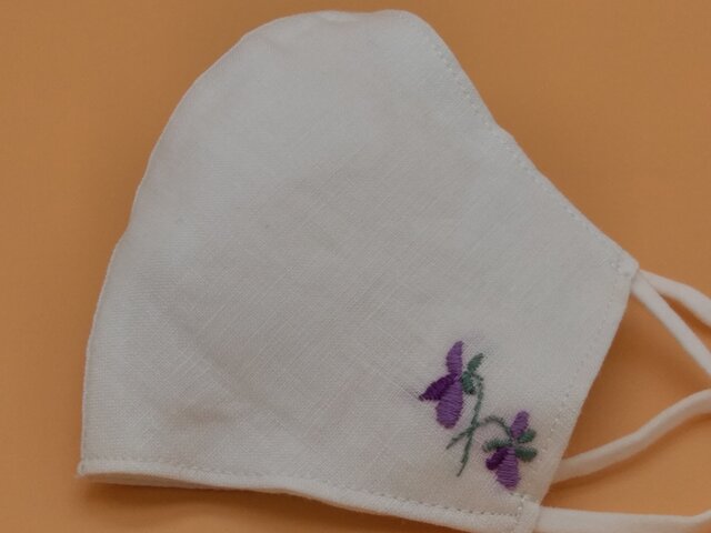 刺繍❁ホワイト麻100%立体マスク(調節ゴム・ポケット付き)の画像1枚目
