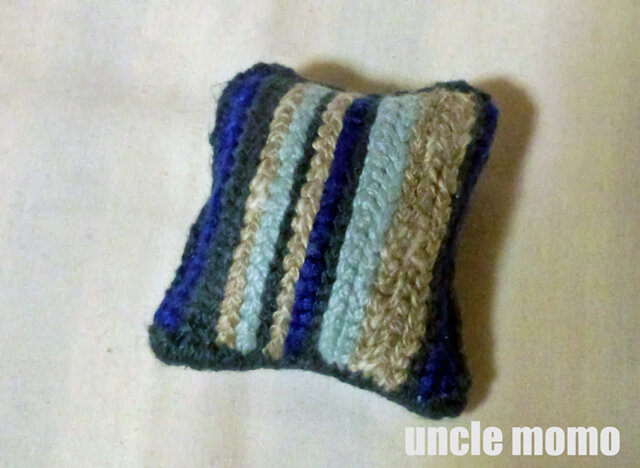 ドール用ツヴィスト刺繍のクッション Blue Grey 1/12ミニチュア・ファブリックの画像1枚目